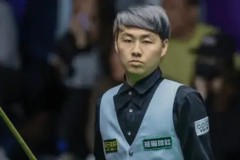 滕哈赫离任后勒沃库森首战逆袭：新帅战术助力逆境胜利